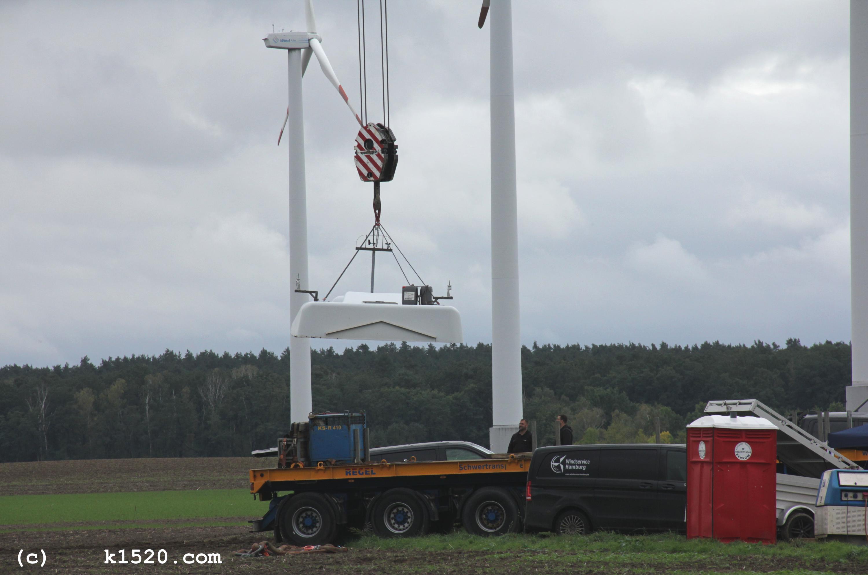 Reparatur Windrder im Windpark Arneburg/Elbe 10/2023,
  Kraneinsatz, 